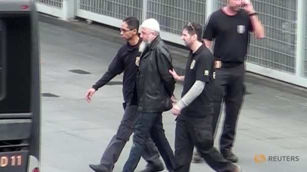 巴西联邦警察在圣保罗逮捕了涉嫌与伊斯兰国有联系的10人，其中一人被押送。学分:路透社