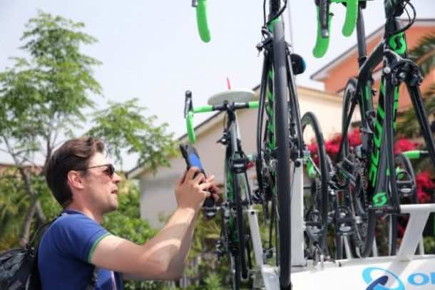 检查自行车的马达