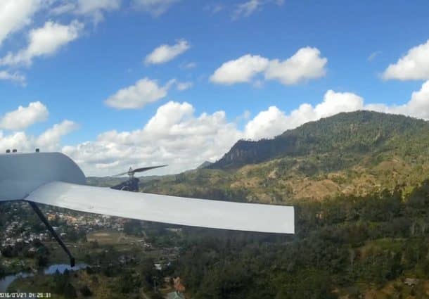 在Vayu公司的视频中，一架携带医疗样本的无人机飞行