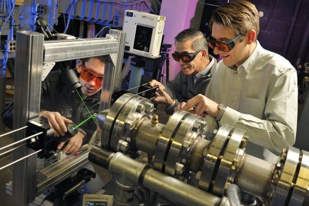 航空航天和海洋工程系,兰多夫大厅。研究喷气发动机噪音和减少噪音的鼓风量。如图所示,托拜厄斯埃克,翼Ng和托德劳。