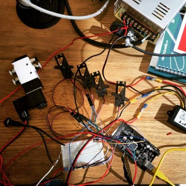 这张令人惊叹的汉堡照片需要一些复杂的工程和摄影技巧