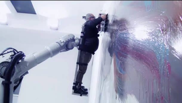 这个庞大的机器人将人类用作油漆刷_image 0