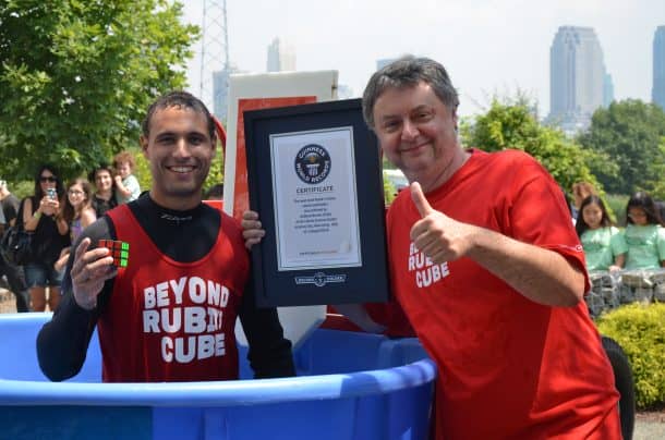 这个魔方大师挑战最快的男人Earth_Image 1