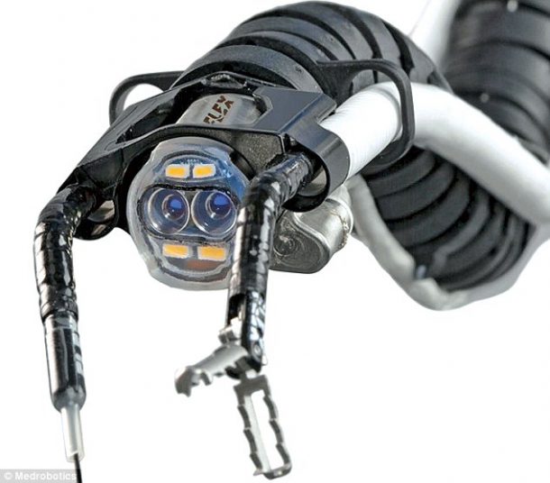 这个手术蛇机器人将进入您的嘴并在您的内部爬行。Image1