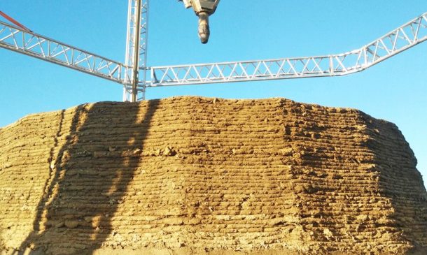 世界上最大的三角洲3D打印机生产的零成本泥屋