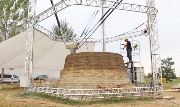 世界上最大的三角洲3D打印机生产的零成本泥屋