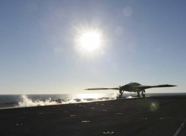 实验x - 47 b无人战斗空中系统Demonstrator (UCAS-D) launches from the aircraft carrier. (Credits: U.S. Navy photo/ Sean Weir)