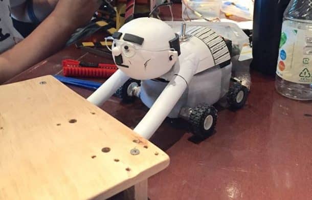 翻转桌子。照片：Kwok Yiu-Tung。