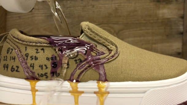 如果把硫酸倒在鞋子上会发生什么