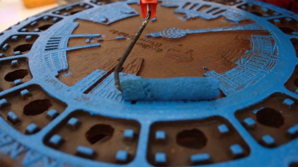 “盗版打印机”使用井盖打印城市风格的定制t恤设计