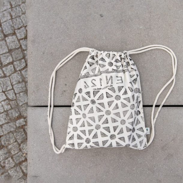 “盗版打印机”使用井盖打印城市风格的定制t恤设计