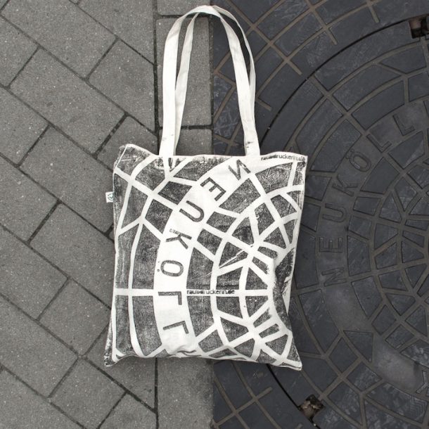 “盗版打印机”使用井盖打印城市风格的定制t恤设计