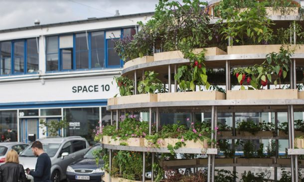 a-spherical-farm-pod-the-growroom-brings-agriculture-to-city-streets_image-14