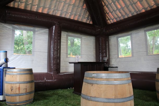 inflatable-pub-is-the-best-option-for-your-next-party_image-15