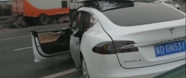 tesla-autopilot-might-be-involved-in-the-fatal-crash-in-china_image-3