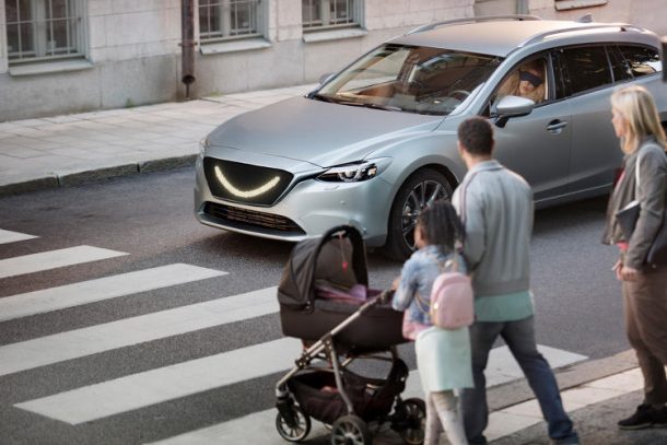 the-self-driving-car-designed-by-semcon-smiles-at-the-pedestrians-to-let-them-know-its-safe-to-cross_image-1