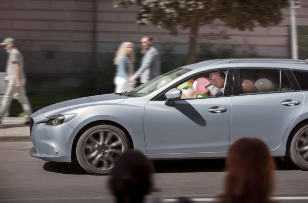 the-self-driving-car-designed-by-semcon-smiles-at-the-pedestrians-to-let-them-know-its-safe-to-cross_image-3