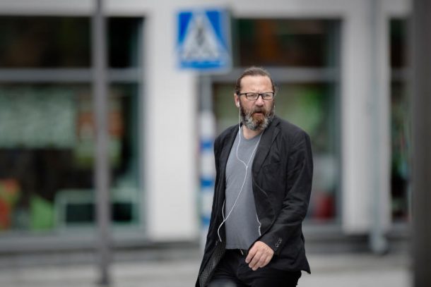 the-self-driving-car-designed-by-semcon-smiles-at-the-pedestrians-to-let-them-know-its-safe-to-cross_image-5