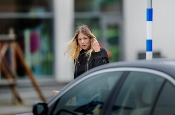 the-self-driving-car-designed-by-semcon-smiles-at-the-pedestrians-to-let-them-know-its-safe-to-cross_image-6