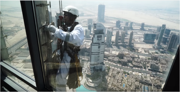 the-worlds-tallest-building-will-now-house-the-largest-led-screen-in-the-world_image-0