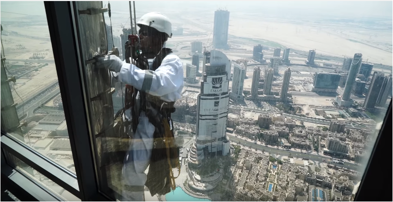 the-worlds-tallest-building-will-now-house-the-largest-led-screen-in-the-world_image-0