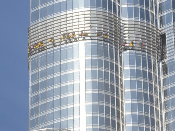 the-worlds-tallest-building-will-now-house-the-largest-led-screen-in-the-world_image-2