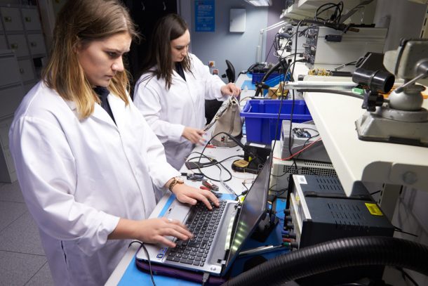 这种智能自锁的手提包将照顾你的购物Addiction_Image 3