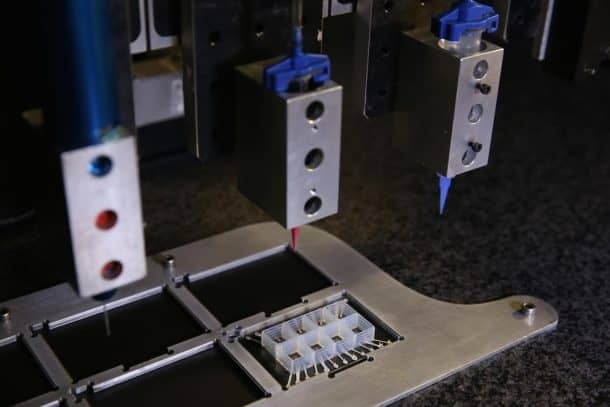 六个定制油墨是用于3 d打印设备在一个自动化的过程(来源:洛丽·k·桑德斯和亚历克斯·d·瓦伦丁刘易斯实验室/哈佛大学)