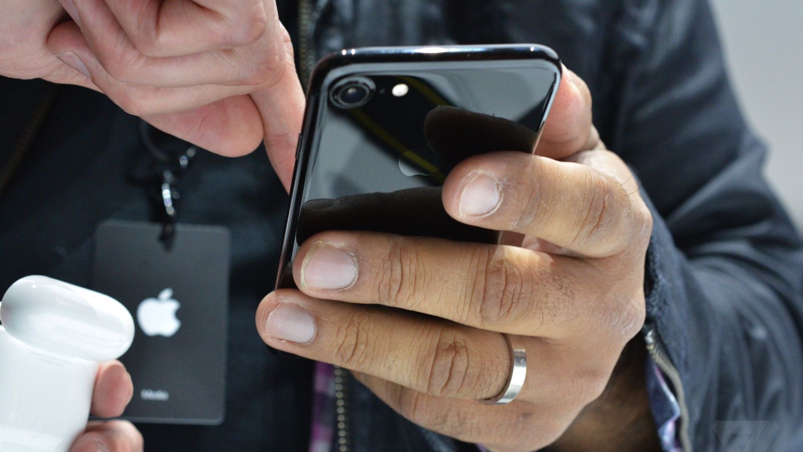 did-you-know-that-your-iphone-has-a-hidden-one-handed-keyboard_image-1