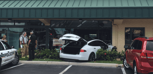 Tesla-Model-s-S-Driver-Blames-the-for-crashing-Into-gym-tesla-says-says-otherwise_image-3