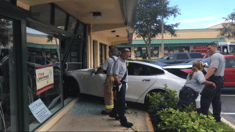 Tesla-Model-s-S-Driver-blames-the-for-for-into-Into-gym-tesla-says-says-otherwise_image-4