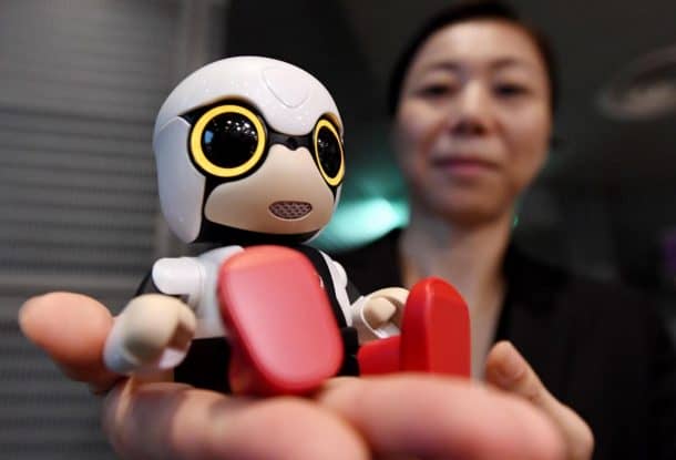 丰田-Unveils-Kirobo-Mini-Robot-Baby-Baby-falling-highing-highing-birthrates_image-2