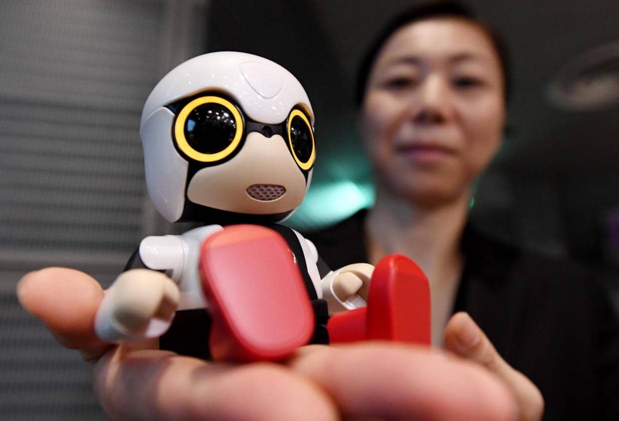 丰田-Unveils-Kirobo-Mini-Robot-Baby-Baby-falling-highing-highing-birthrates_image-2