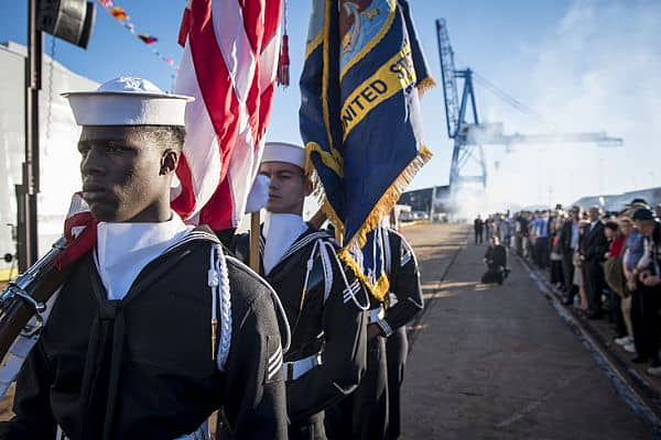 巴尔的摩(2016年10月15日)美国海军最新、技术最先进的战舰朱姆沃尔特号(DDG 1000)的服役仪式上，仪仗队准备阅兵。(美国海军一等士官内森·莱尔德拍摄/公布)