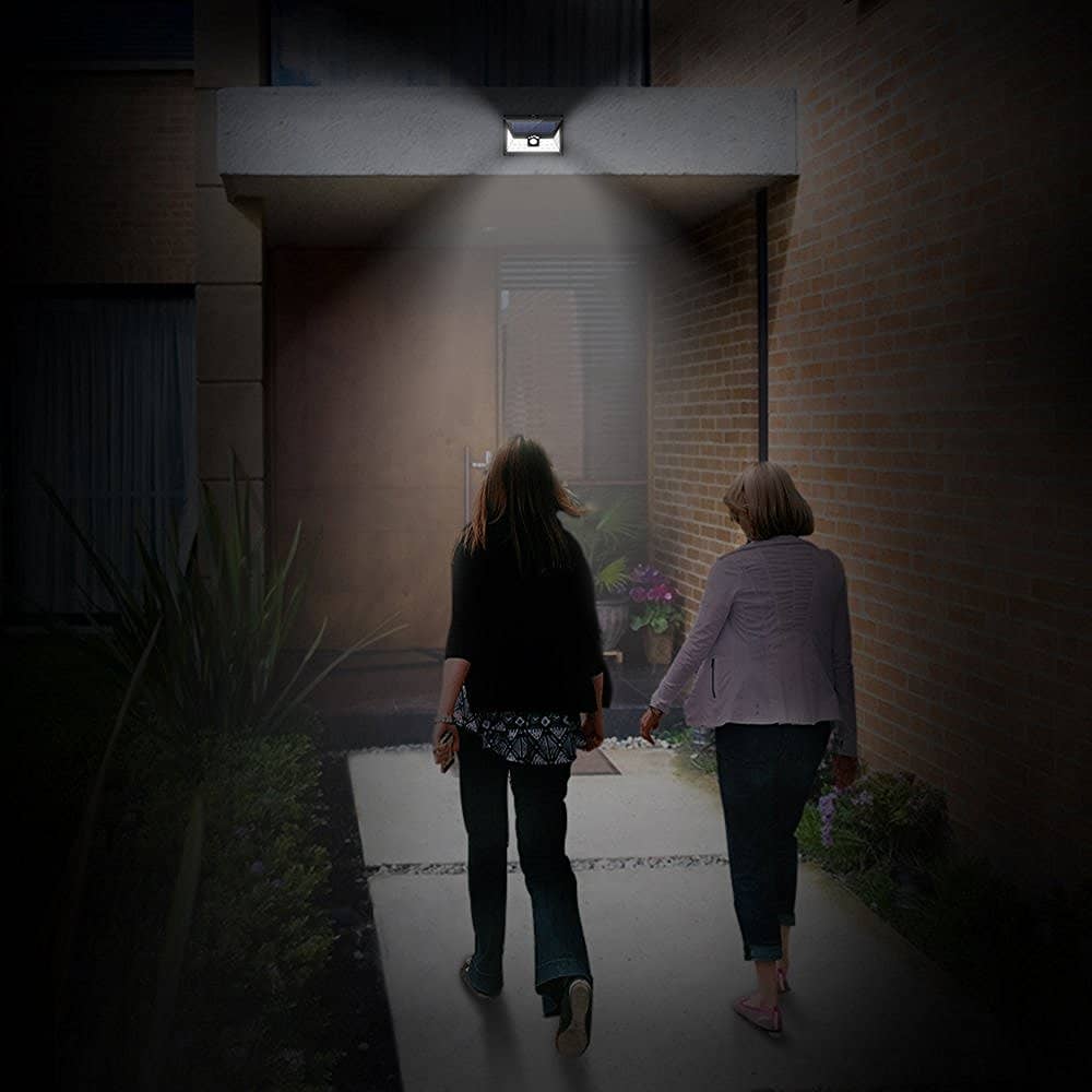 best-solar-powered-outdoor-lights-7