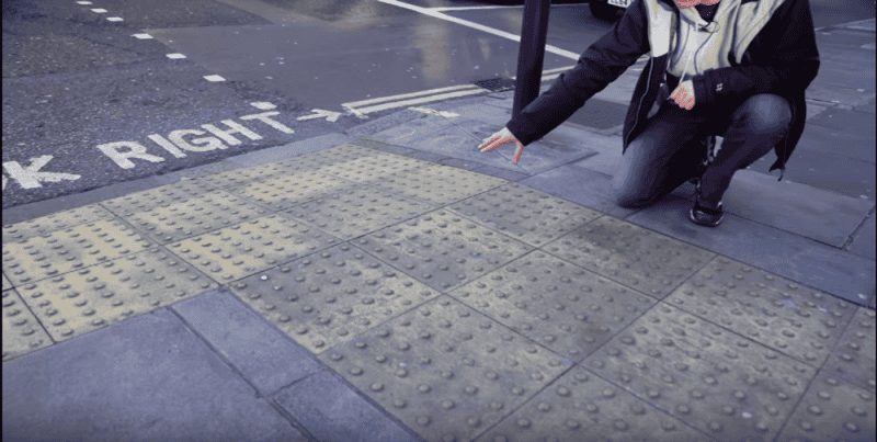 人行道上的颠簸