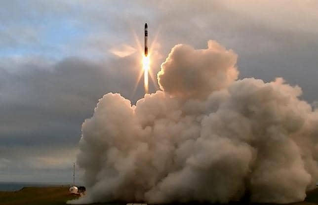 由硅谷资助的太空发射公司火箭实验室(rocket Lab)在新西兰偏远的马希亚半岛(Mahia Peninsula)建造的一枚电池驱动的3d打印火箭的发射和首次飞行