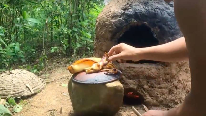 原始烤箱由泥制成