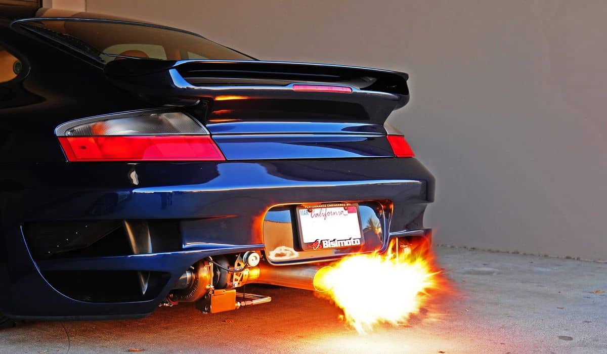 在红线内驾驶汽车破坏碳沉积物