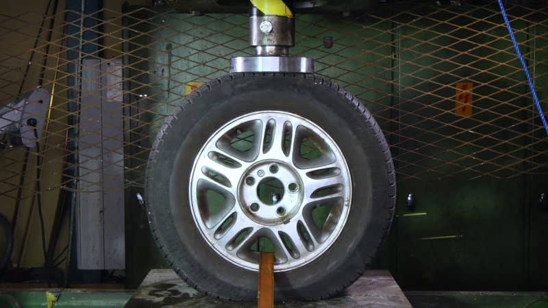 车轮在液压压力机中爆炸