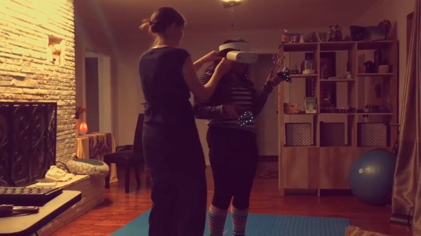 首次VR播放器放下手榴弹并撞到墙上！