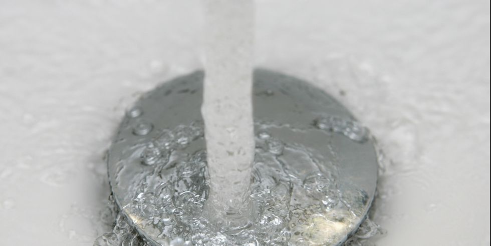 学习如何用这个DIY的堵塞修复方法来疏通你的排水管!