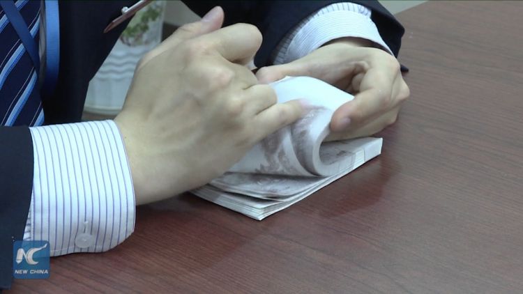 中国柜员点钞的超人艺术!