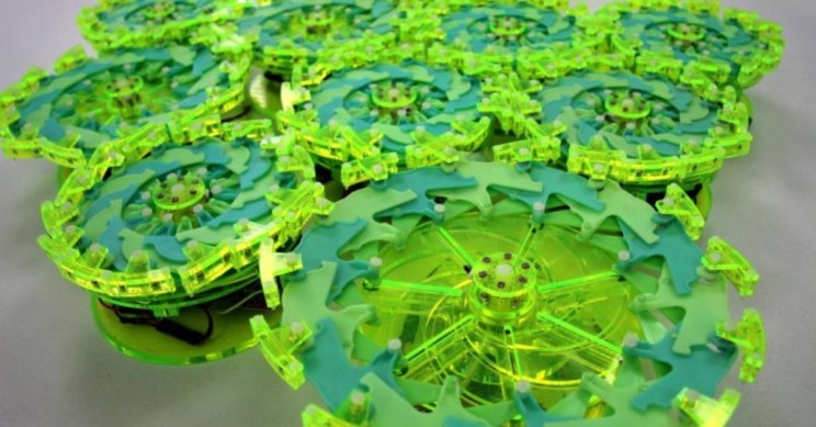 这个机器人蜂群就像生物细胞一样工作!