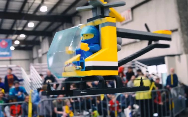 查看这架惊人的DIY乐高直升机，实际上飞过