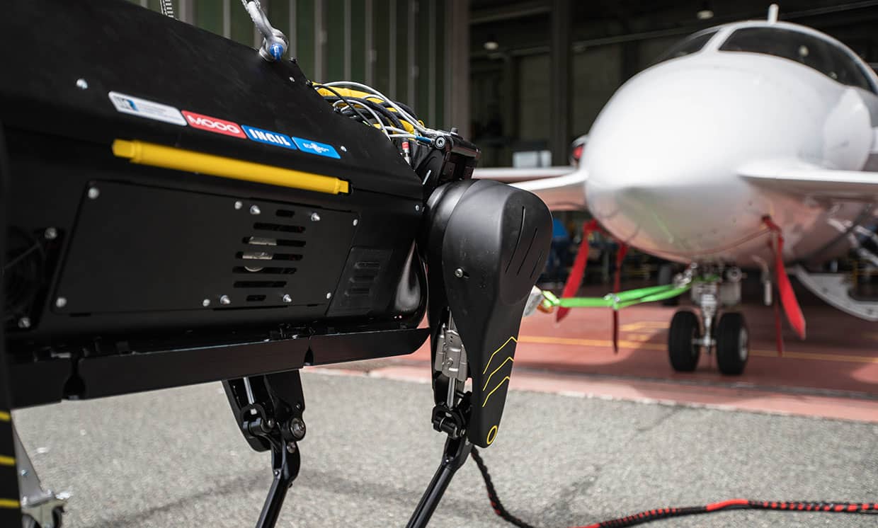 Hyqreal是一个能够拉飞机的机器人