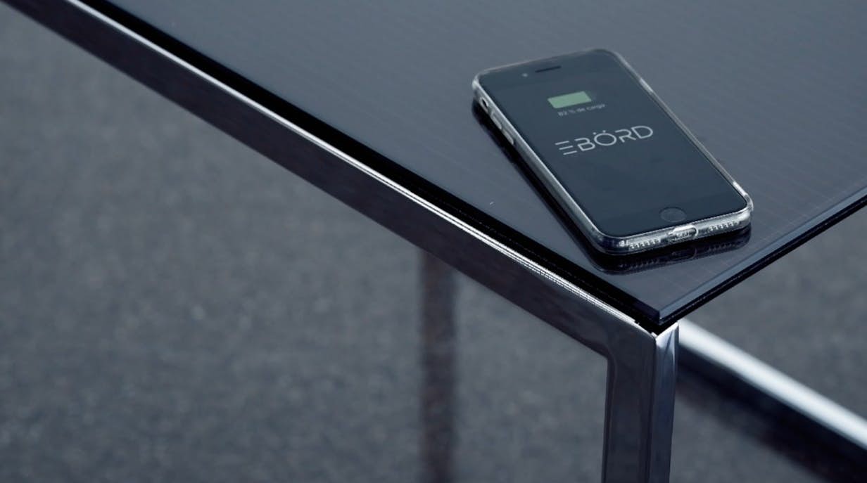 Ebörd是一款可以无线充电的太阳能桌