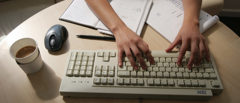 经合组织报告显示人们在哪里工作时间和最少的时间