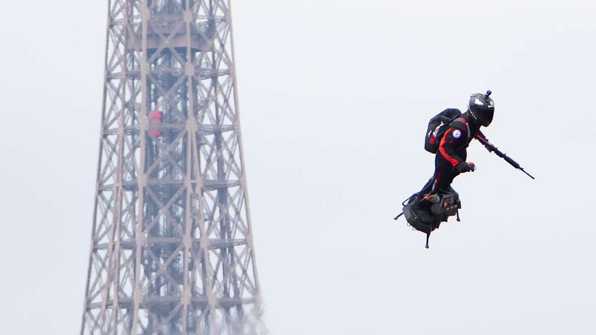 弗兰克·扎帕塔（Frank Zapata）在巴士底日庆祝活动中展示了他的飞板