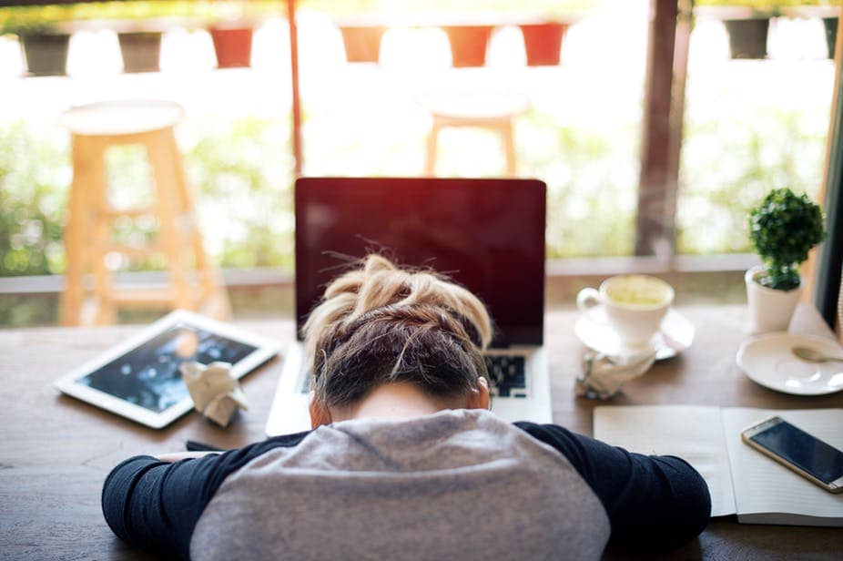 这就是为什么大学生和学者面临压力